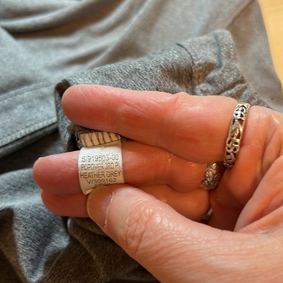 Old navy active semi fitted long sleeve top size small, running - Picture 8 of 8